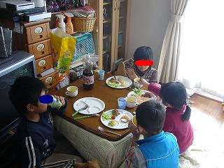 2008.12.7子供たちのごはん.JPG