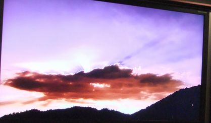 雲から紫に光りが