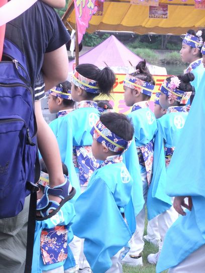 出待ちのちびっ子たち