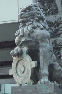 獅子の右足に。