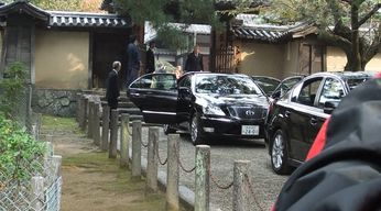 黒塗りの車が2台。