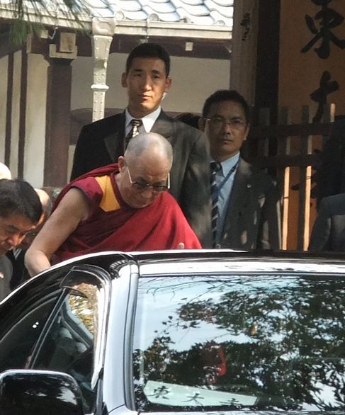 階段をゆっくり下りて