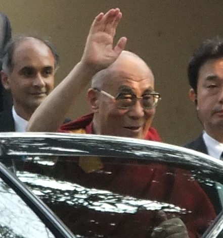 笑顔で手をあげて