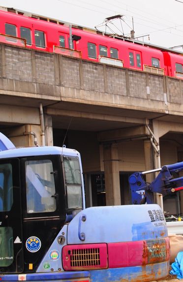 赤い電車の通る下