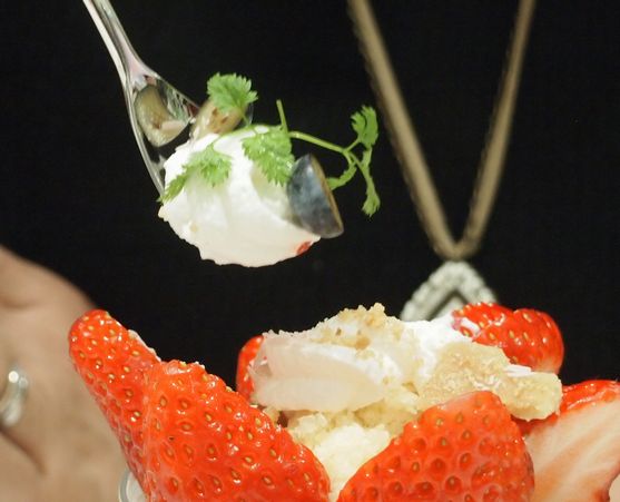 スプーンにブルーベリー