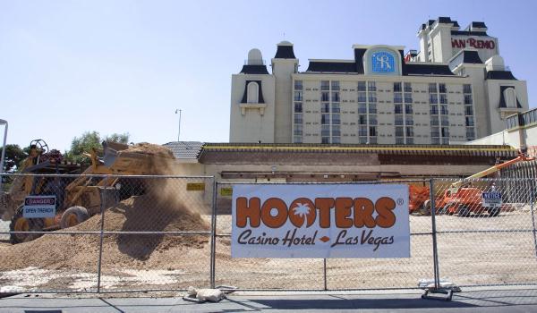 AB Construction works outside the San Remo Hotel April.2005　Photo: Courtesy by Las Vegas Sun