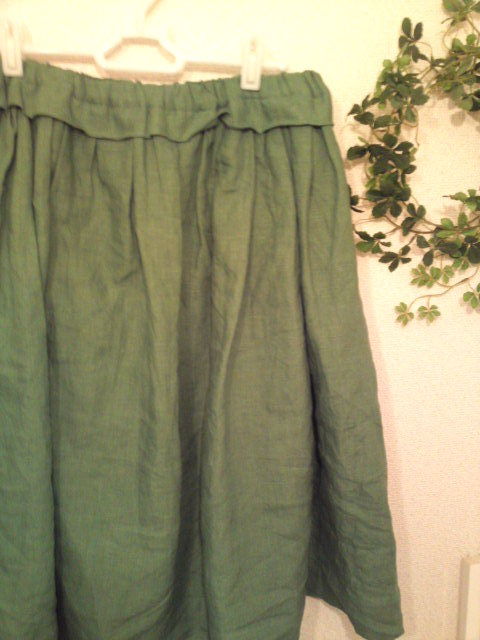 グリーンのスカート。