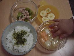 青のりごはんとピーマンとツナと味噌汁とバナナ