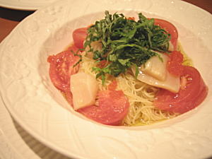 ホタテ貝柱ととび子の冷製トマトパスタ大葉添え