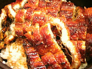 ひつまぶしはうなぎを短冊に切ります。