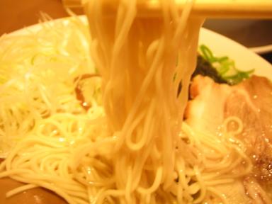 極細麺がスープにからまるんですぅ
