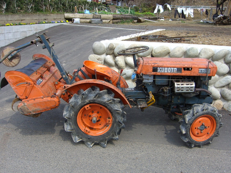 クボタトラクター B6000 4WD ブルトラ エンジン始動＜部品取＞ - 広島 