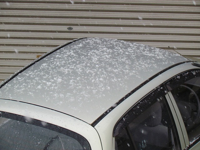 車の屋根の雪