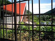 下り方面通路から見た駅舎