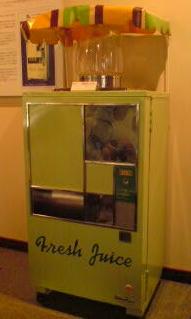 10-08-17 県立歴史博物館　噴水型ジュース自販機