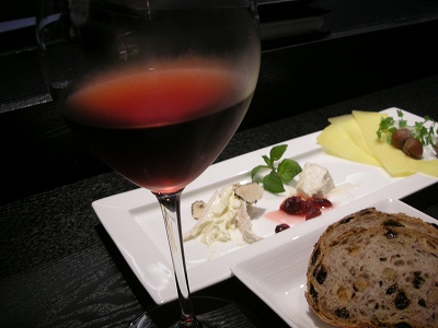 蜜月＿ロゼワインとチーズ盛り合わせ