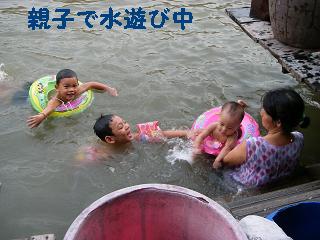 水遊びする親子.jpg