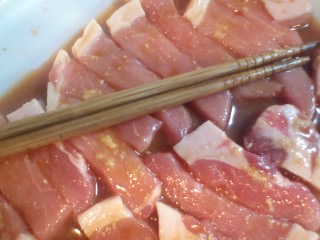 豚肉を生姜醤油に漬け込む.jpg