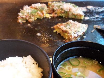 ご飯と味噌汁をお供に食べるお好み焼き.jpg