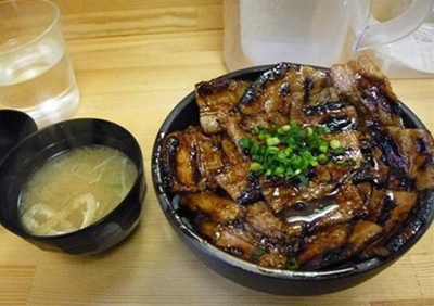 中豚丼（６８０円）＋みそ汁（１００円）.JPG