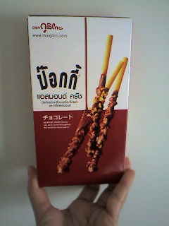 タイのアーモンドチョコポッキー