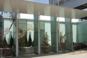 エントランス付近の作品を駅側から