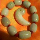 お守りブレスとミュージアムショップの勾玉