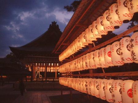 夜の八坂神社（２００２年）
