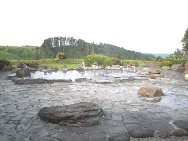 空を見上げながら温泉