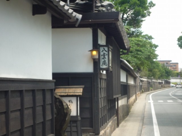 八雲庵は塩見縄手通り（細く長い道）にある