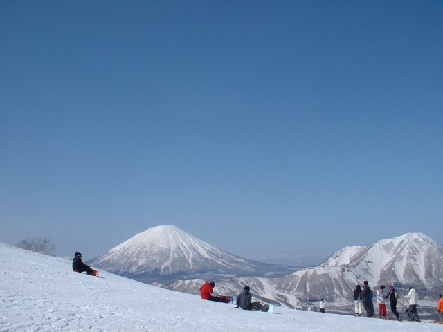 北海道の羊蹄山を見つめる