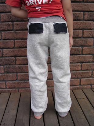 ニット　ストレートパンツ　グレー霜降り　後ろ