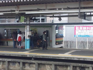 東飯能駅に到着したJR八高線の上り列車