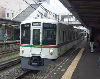 東飯能駅に到着した西武秩父行き