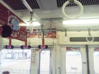 TDL広告一色の西武新宿線電車内