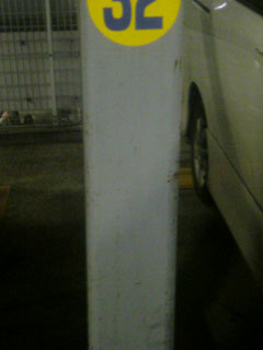 VOXYの後方がぶつかった駐車場の柱