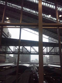 跨線橋から見たドーム天井下の大阪駅
