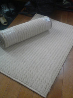 ホームセンターで購入した絨毯の端材