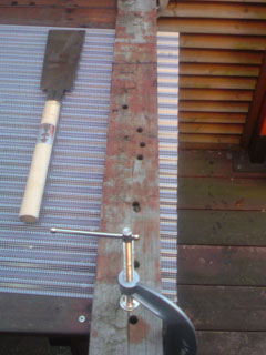 ポリカ波板を仮押さえ