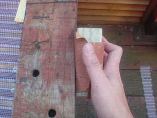 切断面をヤスリがけ