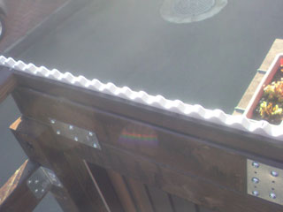 垂木に波板マットを取り付け