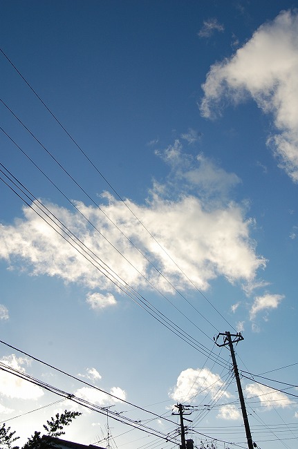 午後三時前の空