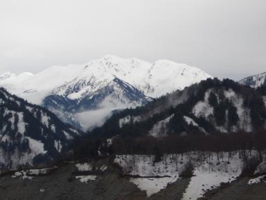 ダムから見た雪山