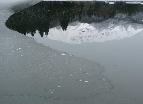 凍った水面に映る大山