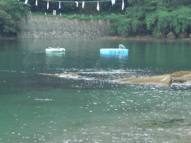 8月の連休にチビ達を連れて2回目の海水浴に行きました。勿論、グルメな酒のつまみ、燻製ほっけも持参です。/8