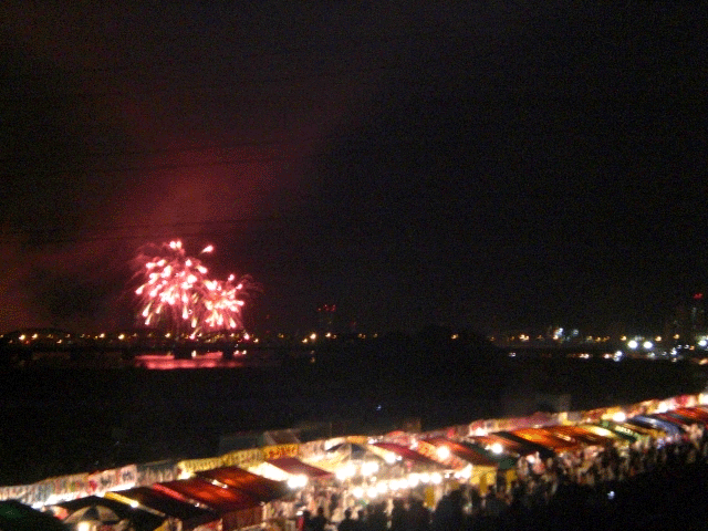 酒のつまみ　とビールをしこたま買い込んでの登場！